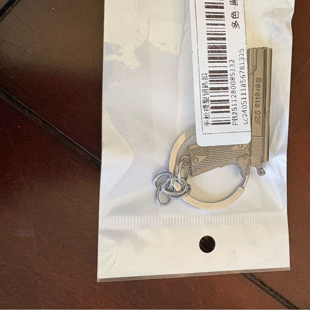Silver Gun Keychain - Picture 4 of 4
